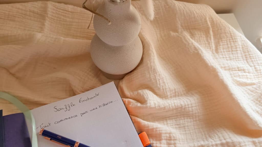 Carnet ouvert et stylo représentant la création de Souffle Enchanté, un univers dédié aux souvenirs et à la magie Disney.