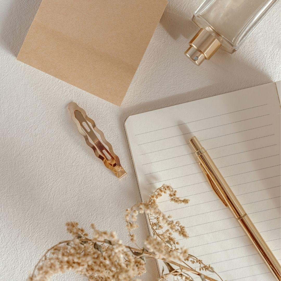 Carnet artisanal avec stylo doré et fleurs séchées