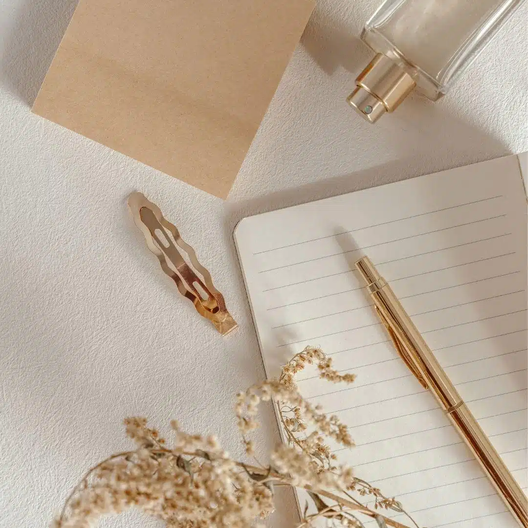 Carnet artisanal avec stylo doré et fleurs séchées
