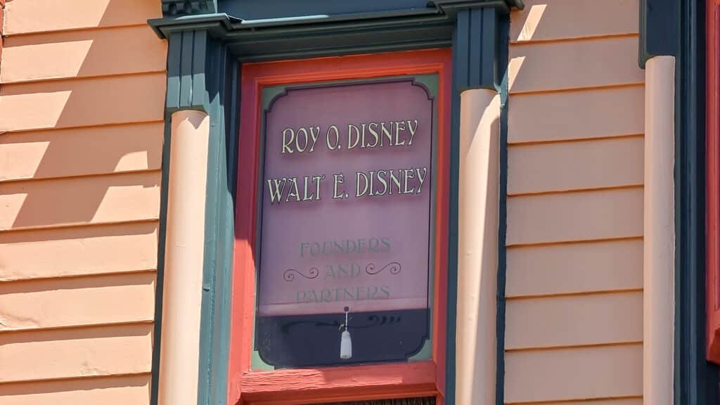 Détail d’une fenêtre sur Main Street à Disneyland Paris, invitation à observer le parc avec un regard plus attentif.