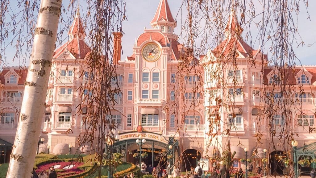 Façade emblématique de Disneyland Paris, symbole de ma redécouverte du parc et de ma passion Disney adulte.