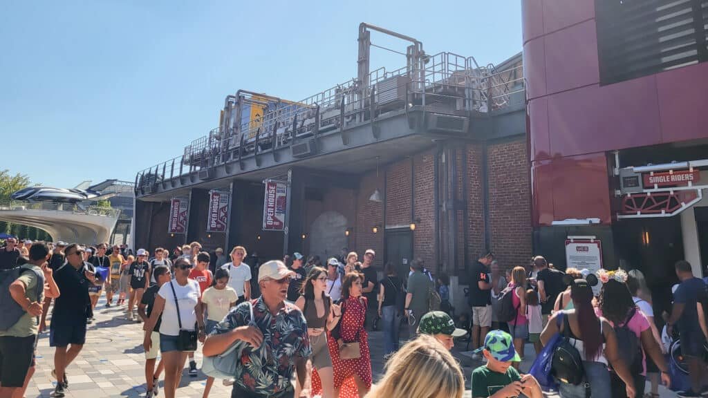 Allée animée à Disneyland Paris, illustrant l’effervescence d’une journée passée à courir entre les attractions.